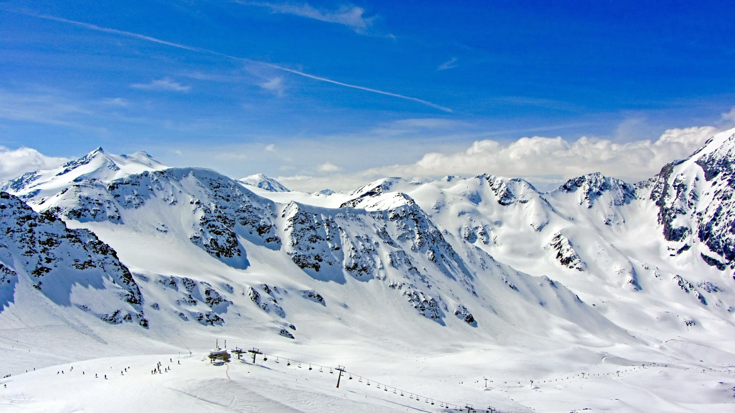Skigebied met sneeuw in de bergen.