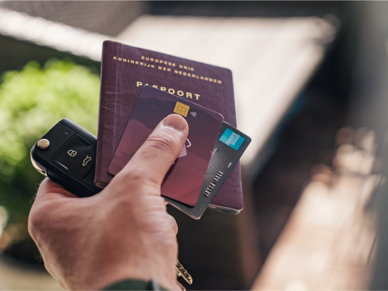 Paspoort en sleutels in de hand.