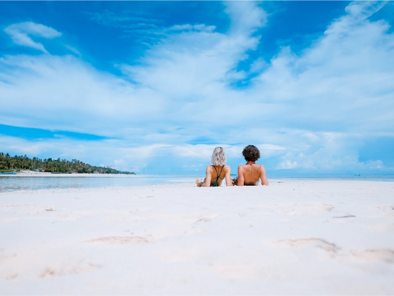 Twee mensen op het strand