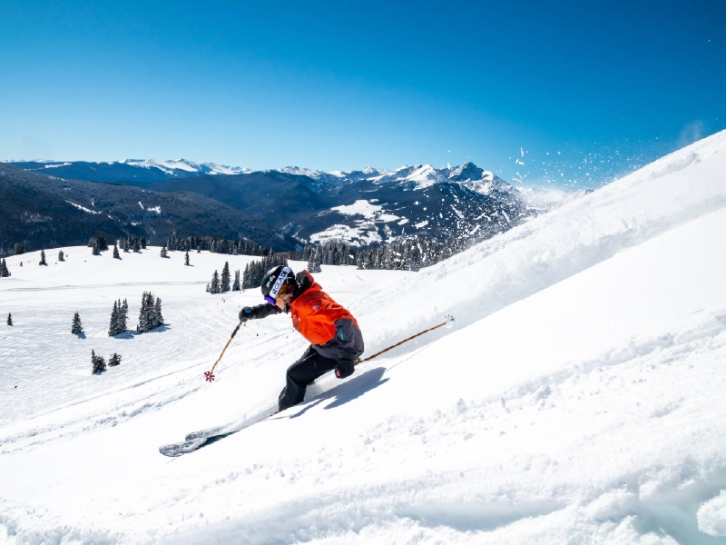 Skiër op de piste in Oostenrijk