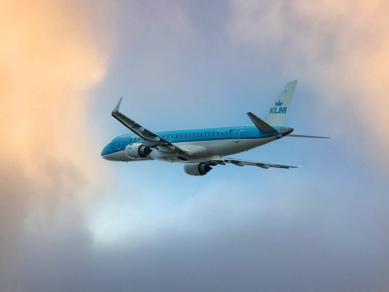 Foto van en vliegtuig in de lucht van de KLM