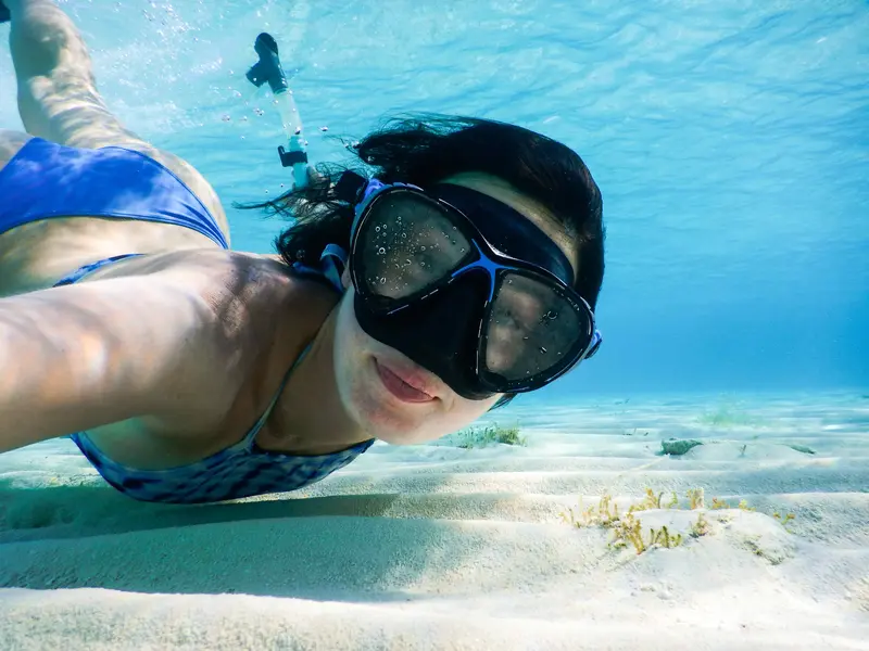 Vrouw met een snorkel