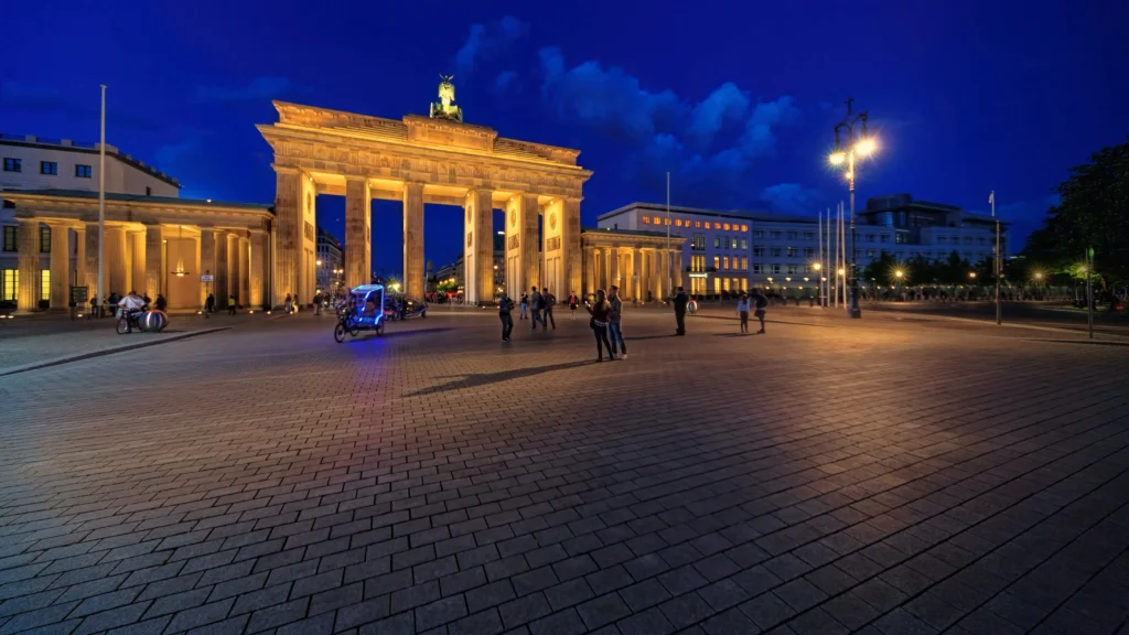 Afbeelding van de Brandenburger Tor in de avond.