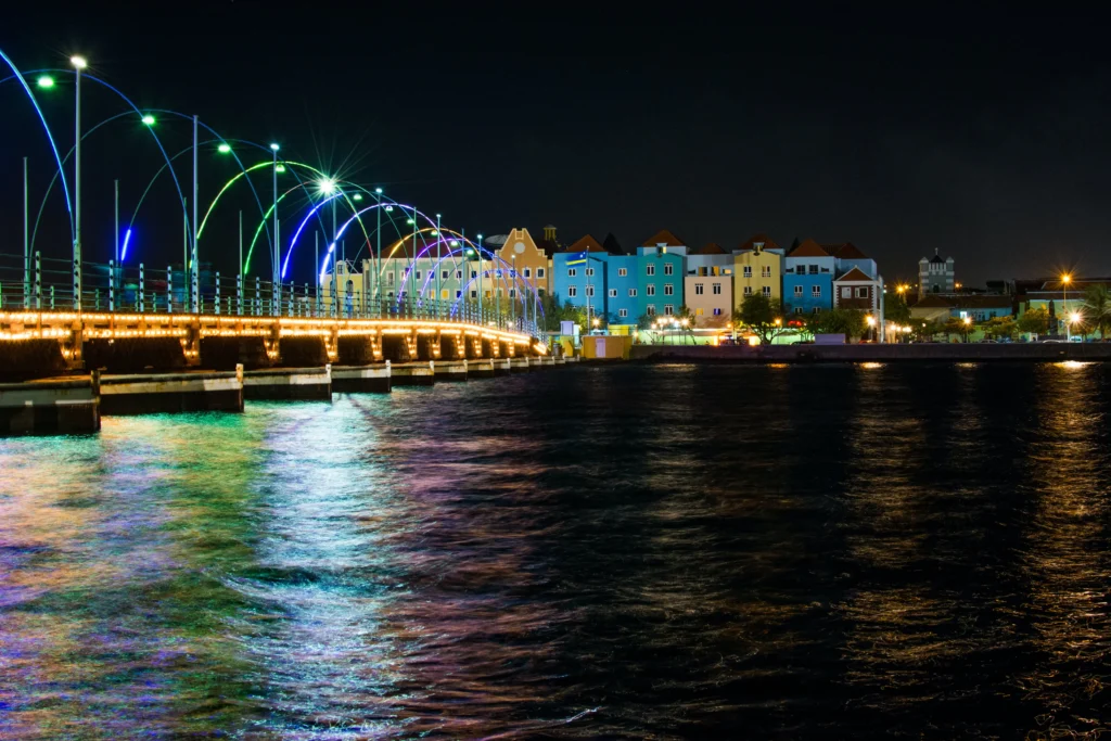 Pier in Curaçao met. gekleurde huizen.